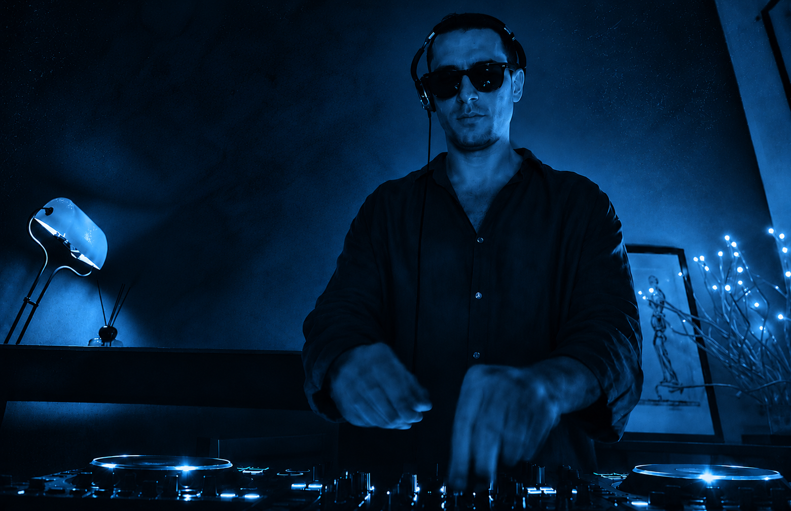 DJ set House of Jan in atmosfera blu